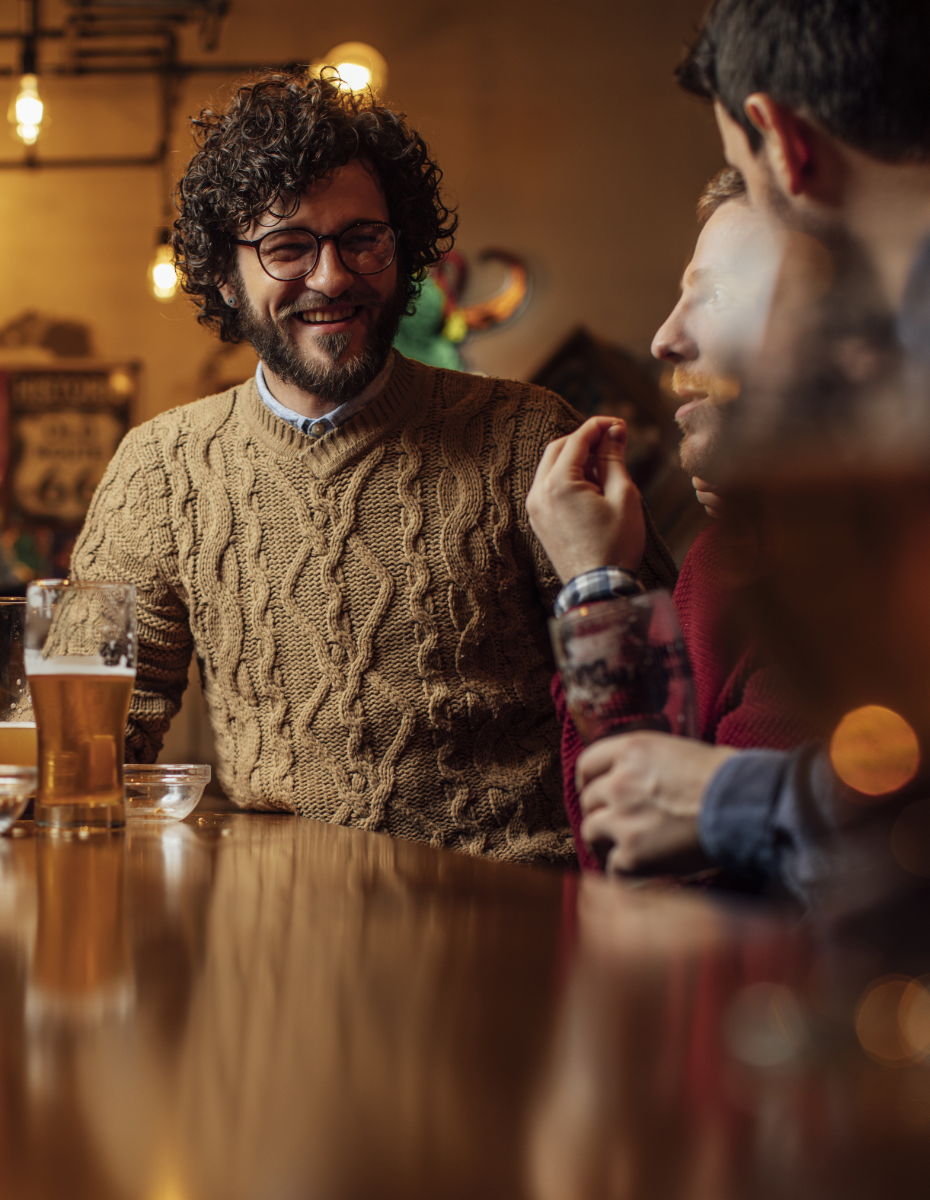 Männer am Tresen einer Bar. 